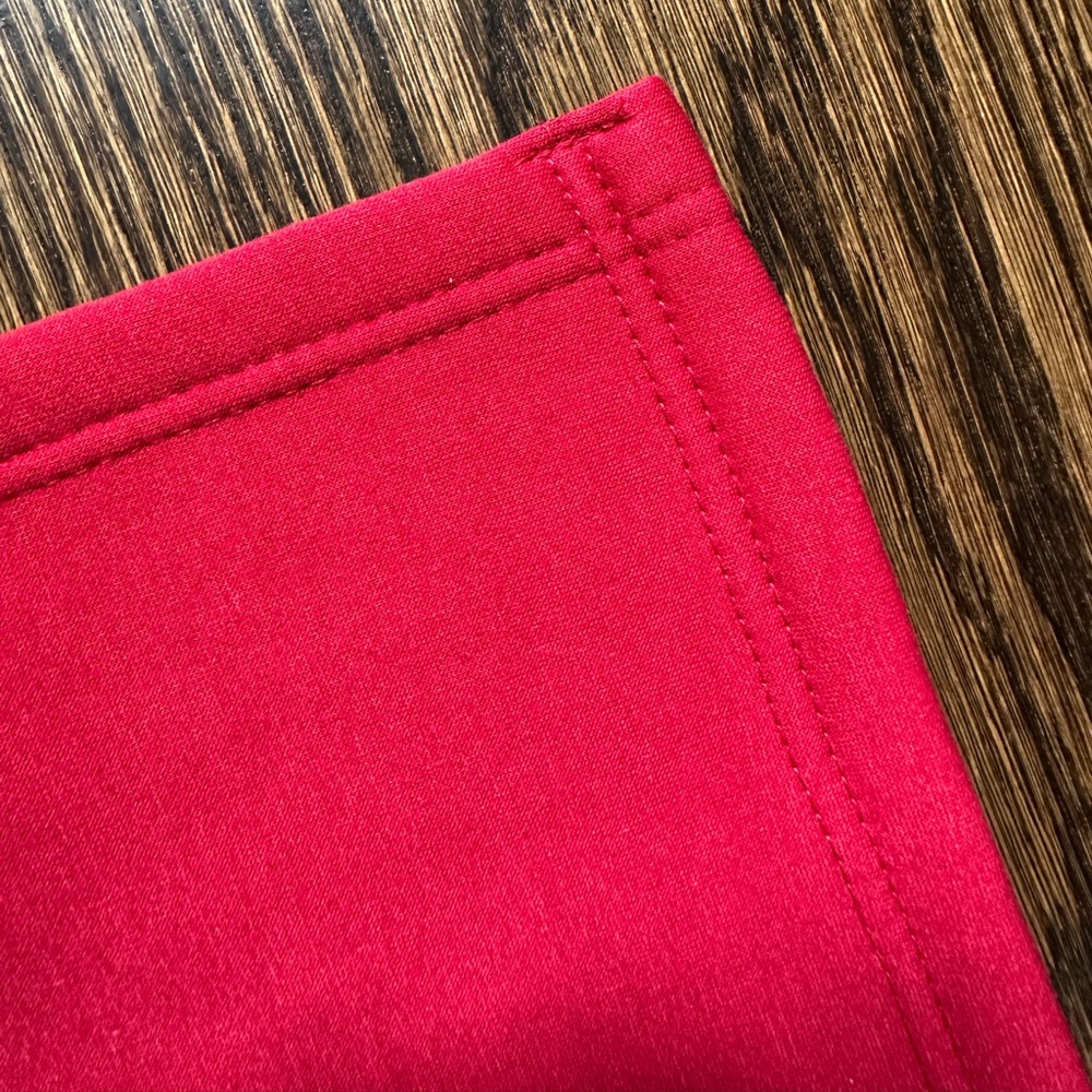 Dark red Elon University blanket, 6Ft 8.5In length and 4Ft 7In width - Picture 5 of 8